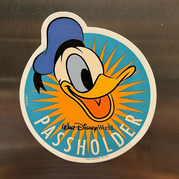 Walt Disney World Annual Passholder Magnet. Donald Duck magnet. - Picture 1 of 1
